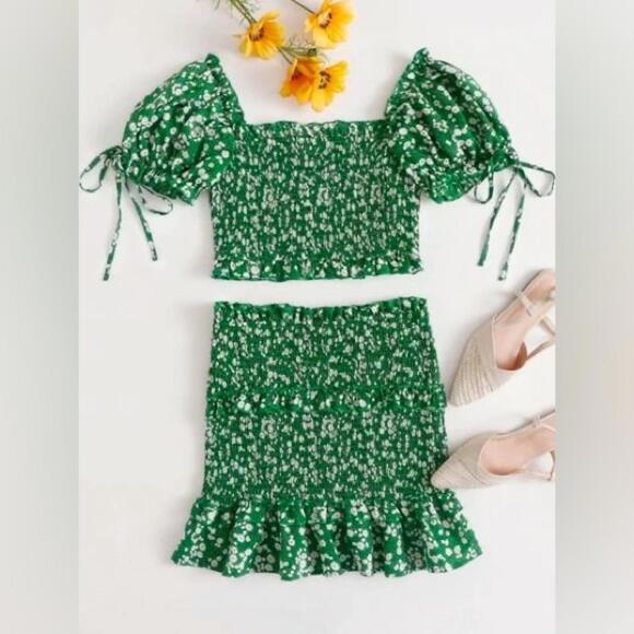 Princess Polly Green & White Floral Puff Sleeve Smocked Crop Top- Size 2 - Picture 2 of 6
